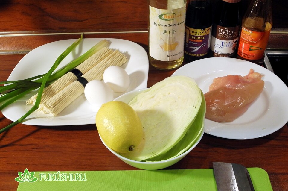 Курица, лапша, яйцо, капуста, лук, соус шрирача, соевый соус, рисовый уксус и лимон.