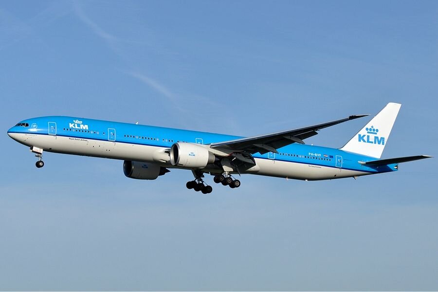 70 из 120 самолётов в парке KLM — широкофюзеляжные: авиакомпания специализируется на дальних маршрутах.
На фото — Boeing 777-306ER