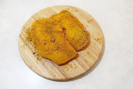 Шаг 1 Куриные грудки обильно смазываем специями и оставляем мариноваться минут на 10-15.