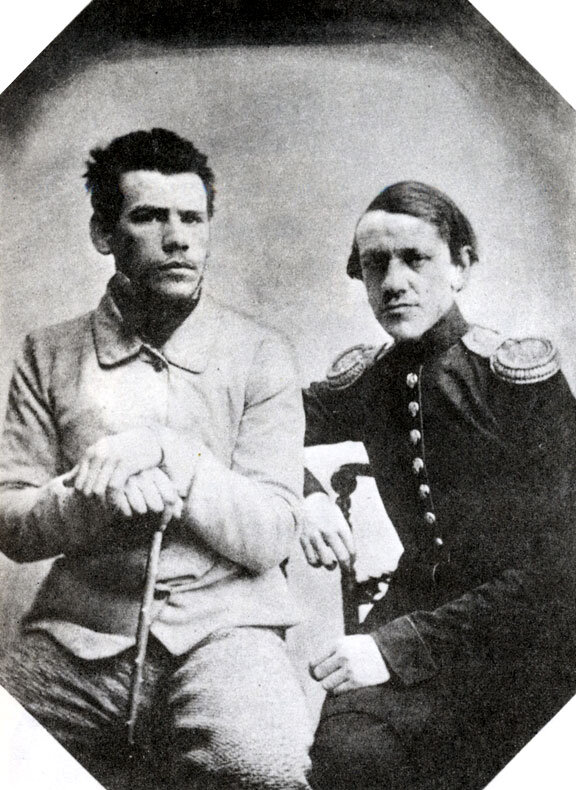 Л.Н. Толстой (слева) с братом Николаем перед отъездом на Кавказ. Москва. Дагерротип К.П. Мазера. 1851 г.