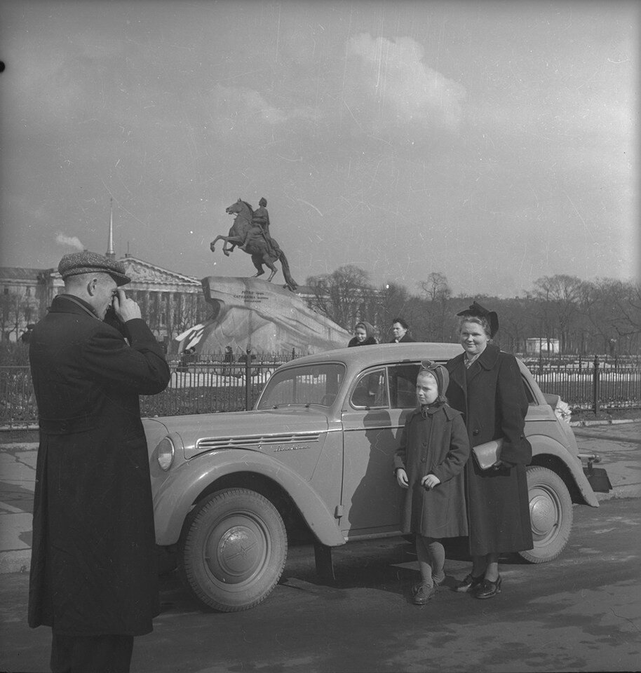 «Москвич» на фоне Петра, Ленинград, 1950-е.  Фото:Евгений Халдей.
