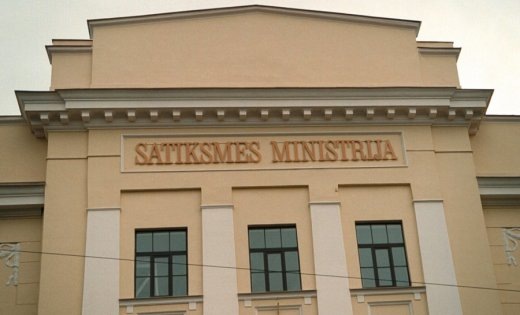  Несмотря на упадок показателей сотрудники Минсообщения получили 290 463 евро премий!
В  прошлом году Министерство сообщения выплатило своим сотрудникам в виде  различных доплат и премий 290 463 евро. По сравнению с 2016 годом траты  министерством денег налогоплательщиков на предоставление работникам  финансовых "бонусов" выросли почти в два раза, отмечает агентство LETA.
Так, доплаты за "специальную степень службы и дипломатический ранг" обошлись госказне в 10 686 евро, доплаты "за личный вклад в работу и ее качество" — в 163 588 евро.
Премии и денежные вознаграждения составляют общую сумму в 93 269 евро. Также выплачивались деньги за работу сверхурочно и внеплановые задания.
Для  сравнения, в 2016 году Министерство сообщения поощряло своих  сотрудников намного более скромно — общая сумма дополнительных выплат за  год составил 151 352 евро.
Премьер-министр Марис Кучинскис считает,  что полностью ликвидировать практику, когда государственные учреждения в  конце года повышают расходы, невозможно. По его словам, "небольшие рождественские премии мотивируют людей", но нужно следить за тем, чтобы вознаграждались действительно те, кто хорошо поработал.
