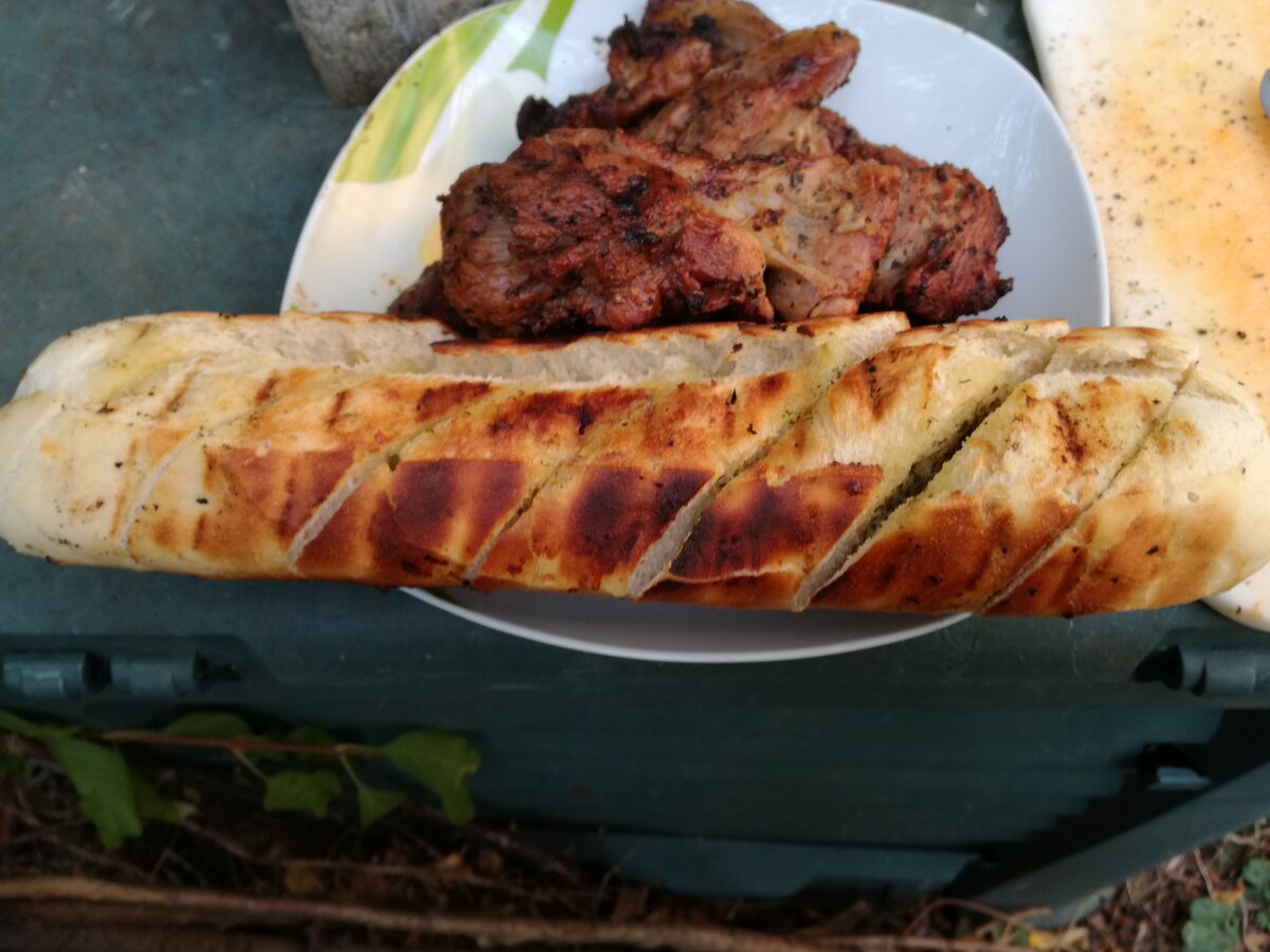 Вчерашнему багету можно придать свежий вид и новый вкус при помощи сливочного масла и зелени. Я научу вас, как приготовить багет с зеленью в духовке.