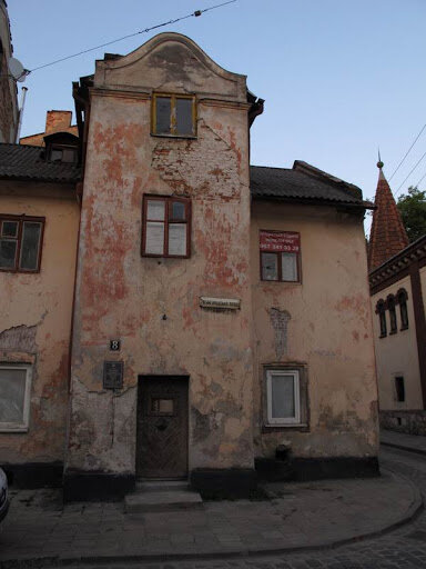  Первое попавшееся на глаза здание - дом органиста. Фотографировал я не задумываясь, в основном для того, чтобы потом в деталях рассмотреть здания. И не зря - нашел много удивительного.