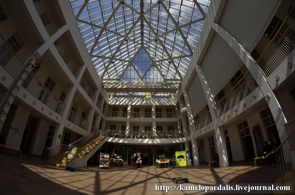  Музей встречает посетителей светлым залом и вполне уютной современной  обстановкой. Здесь есть кафе, сувенирный магазин и прочее столь нужное  туристу. 