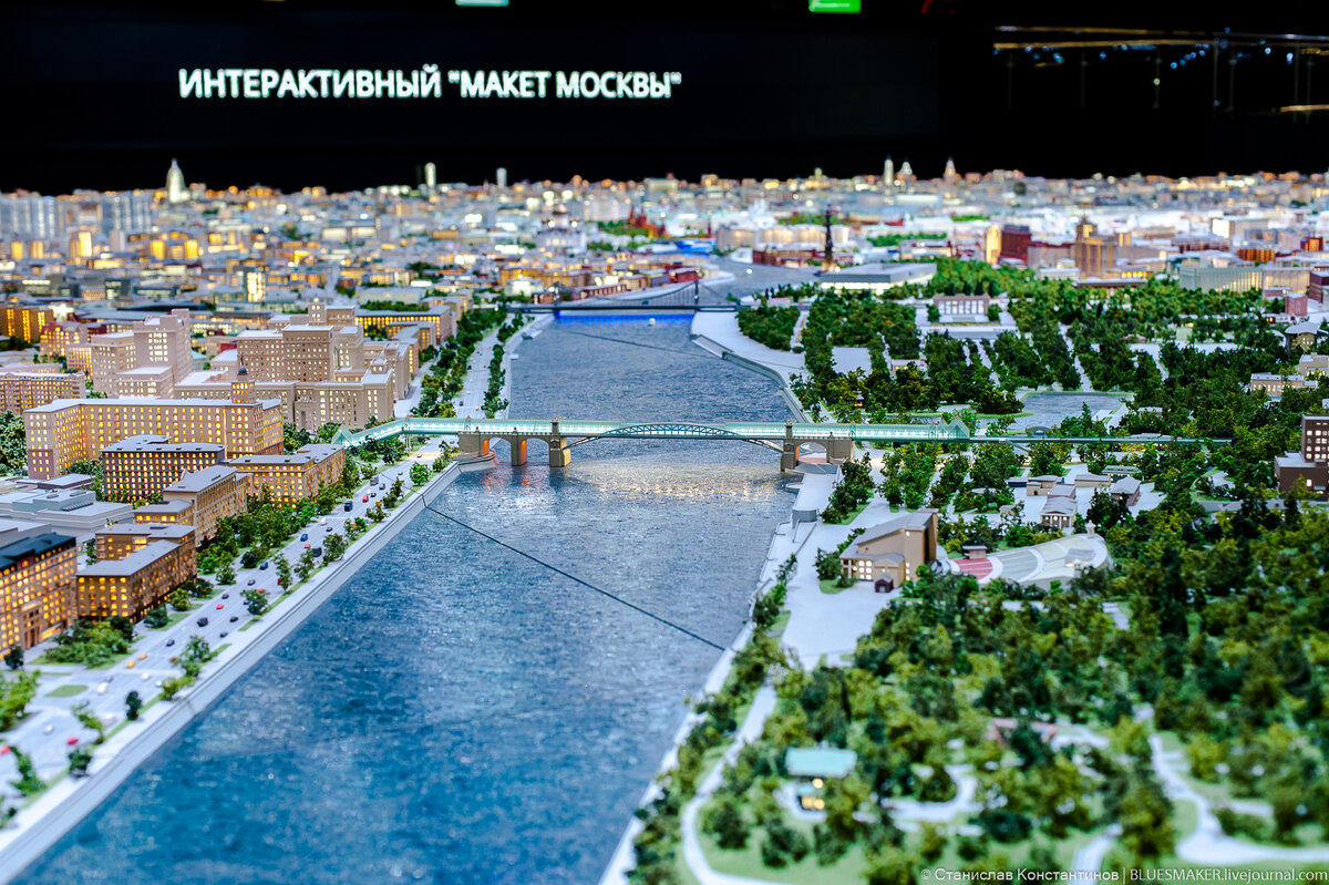  
Макет Москвы - это очень крутая идея. Миниатюры - это очень красиво, это завораживает. Раньше макет находился в 75-м павильоне. И мы туда ходили смотреть на него. Но оказывается со временем макет рос и ему уже не стало хватать места в 75 павильоне. Для него построили специальный павильон. Сегодня решили прогуляться по ВДНХ, но к большому сожалению у прогулок по зимней выставки достижений сейчас есть две проблемы. Это каток, он занимает почти всю центральную часть, и второй момент - это постоянный и беспощадный ремонт, который занимает почти всю остальную площадь. Изрядно нагулявшись по лабиринтам из ограждений мы замерзли и тут как раз дошли до черного павильона в котором находится обновленный макет Москвы. Грех было не зайти, чтобы погреться и посмотреть на те изменения, что произошли с миниатюрной Москвой с нашего прошлого посещения.

