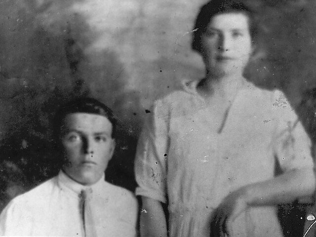 На довоенной фотографии дед Андрей(пропал без вести на войне) и баба Феня молодые...