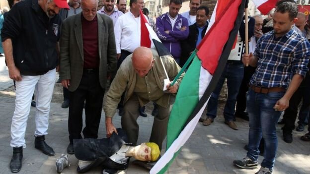 Палестинские митингующие расправляются с чучелом Трампа