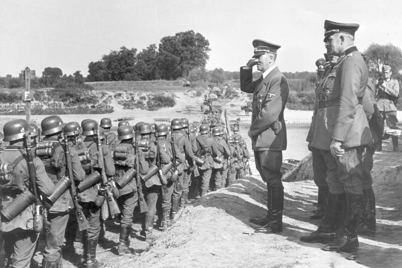 Гитлер приветствует немецкие войска, вошедшие на территорию Польши. Фото Федерального архива ФРГ.