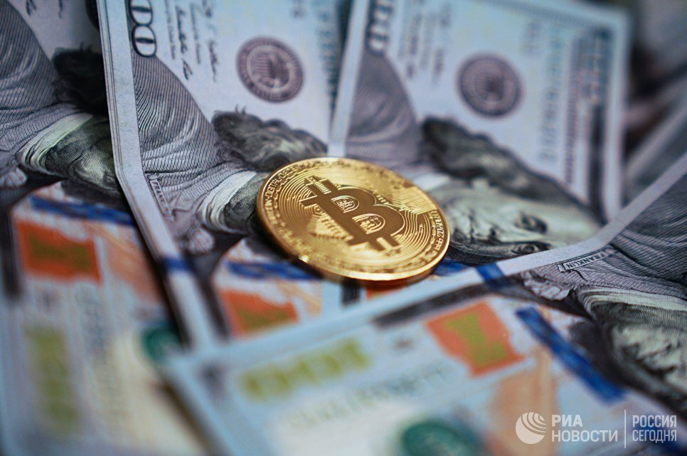 © РИА Новости / Владимир Астапкович       Монета с логотипом криптовалюты биткоин