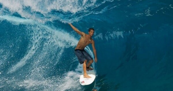 
Малик Жойе был серфером большой волны, он вырос на Таити. Выступая против наркотиков, Жойе выиграл награду в серфинге, за то, что он оседлал одну из самых больших волн у себя на родине, в Теахупоо.