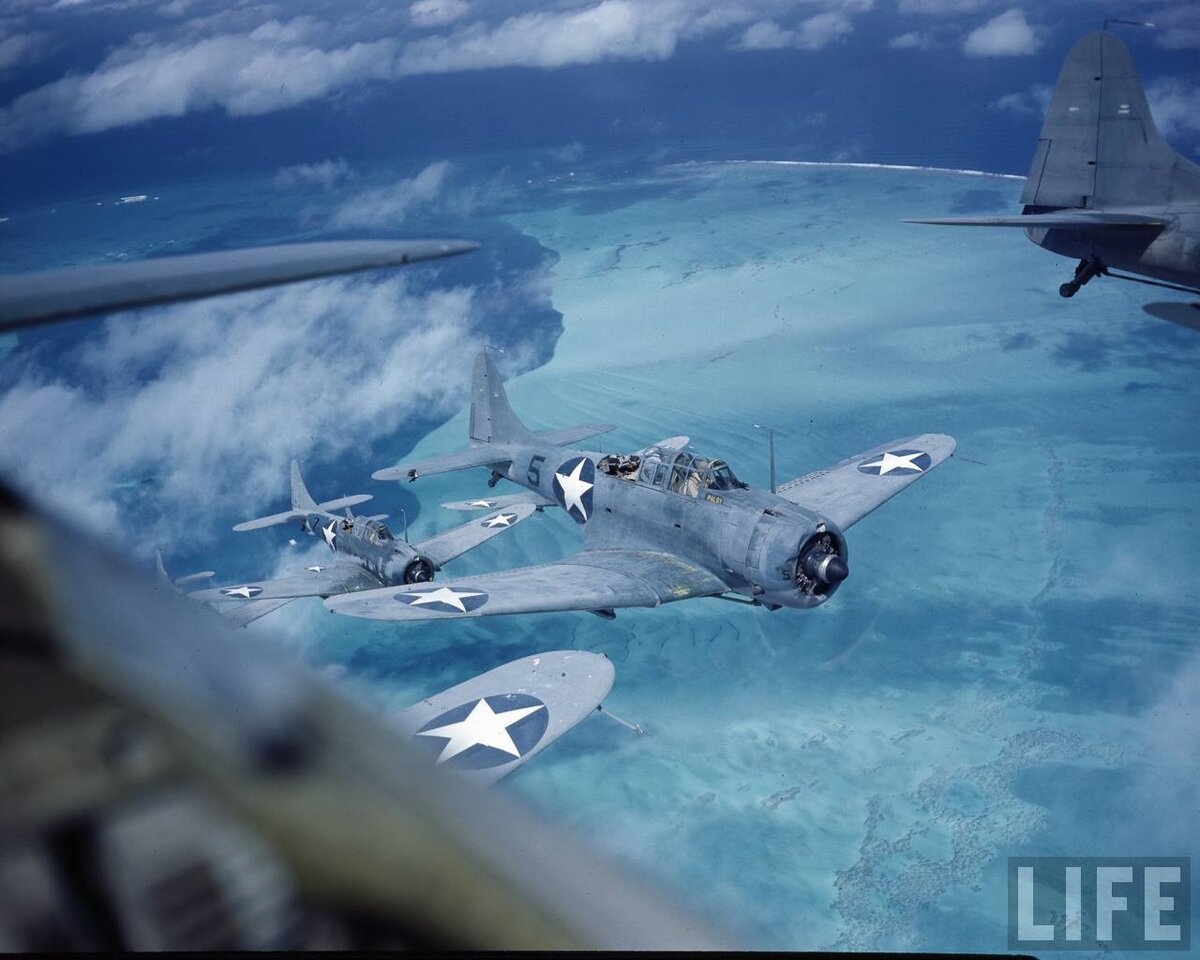 Палубные пикирующие бомбардировщики «Дуглас» SBD-3 «Донтлесс» уже без красных кружков на звёздах и с максимально увеличенными эмблемами, июнь 1942 г.