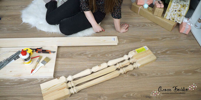 Одна балясина распиливается и является продолжением ножек