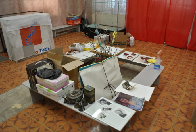 Мы вынуждены сказать, что теряем одну из трех сюжетных диорам в Пермском крае. Трещины уже дошли до художественного полотна. На следующей неделе приедет реставрационный совет Пермской государственной художественной галереи. Он обследует живописное полотно и его состояние. После этого выработают методики и меры по его спасению. Скажут как можно снять или рекомендуют оставить на месте. Постройки, имитирующие ярмарочные торговые лавки, скорее всего придется разбирать. Удастся ли их сохранить, — большой вопрос.Лариса Губина, директор Нытвенского историко-краеведческого музея