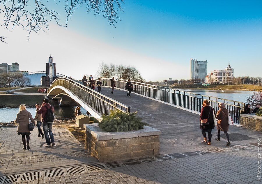  Попасть на остров можно по перекидному арочному мостику. Сразу на входе посетителей встречает бронзовая икона Божьей Матери, вмурованная в камень. На этом камне — текст на белорусском: «Сынам, погибшим в Афганистане, возведен этот храм…» И дальше строки — «Чтобы зла не было ни на своей, ни на чужой земле…»