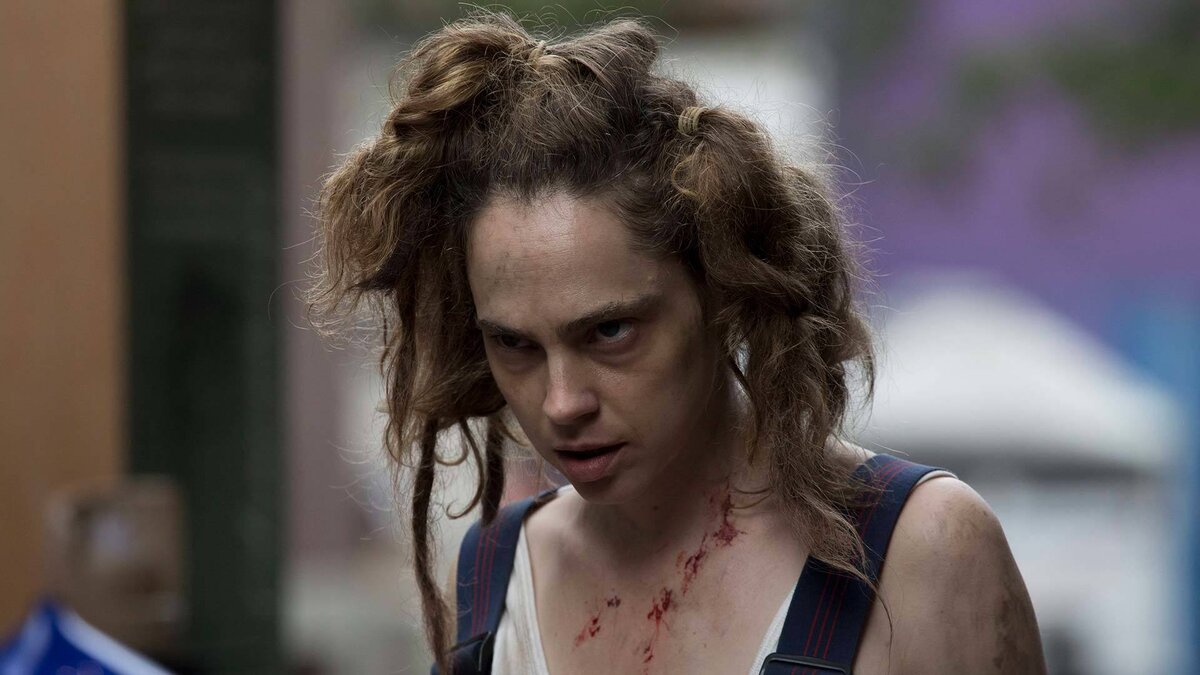 Мрачная такая девуля.