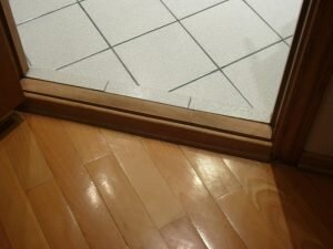 Разговаривать и передавать вещи (особенно деньги и хлеб) через порог нельзя — к ссоре. Чтобы нивелировать примету нужно его перешагнуть одной ногой. Дорожное суеверие рекомендует последние слова перед отъездом говорить до выхода за порог, чтобы не было задержек в пути.