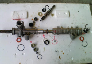 Опытный автомеханик подскажет, где источник проблемы, проведя даже визуальную и аудиальную диагностику. Стук, слышимый при движении, может говорить о нескольких причинах: