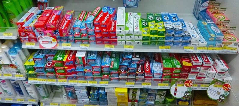 Выбор пасты в 7-eleven: есть и обычный Colgate, и местные марки (вверху справа)
