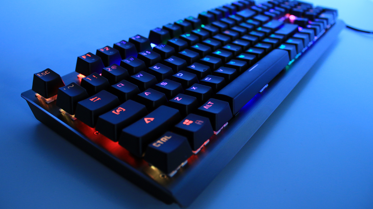 Плюсы: Клавиатура идеальна при наборе текстов, благодаря тому, что клавишу не обязательно давить до конца и при срабатывании – раздаётся клик.
10 вариантов подсветки с различными настройками. Клавиши работают отлично.
Неограниченное количество одновременно обрабатываемых нажатий.
Цена. За небольшие, по сравнению с другими механическими клавиатурами деньги, можно оценить все достоинства механических клавиатур.