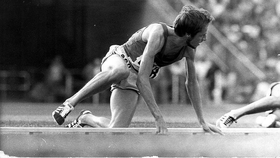 1976 год. Финал олимпийского забега на 10000 м. Лассе Вирен падает, но тут же вскакивает и устремляется вперёд. Тунисец Мохаммед Гаммуди подняться не смог.