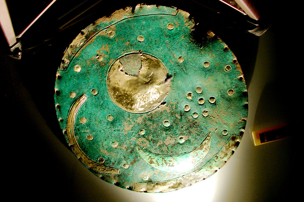 Звездный диск из Небры. Небесный диск Небры. Диск Гозека. Диск из Небры Звёздный компас бронзового века. Звездный диск