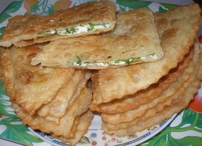 вегетарианские чебуреки. болгарские чебуреки ругувачки. рецепт чебуреков с творогом. рецепт чебуреков с творогом. чебуреки с творогом и помидорами.