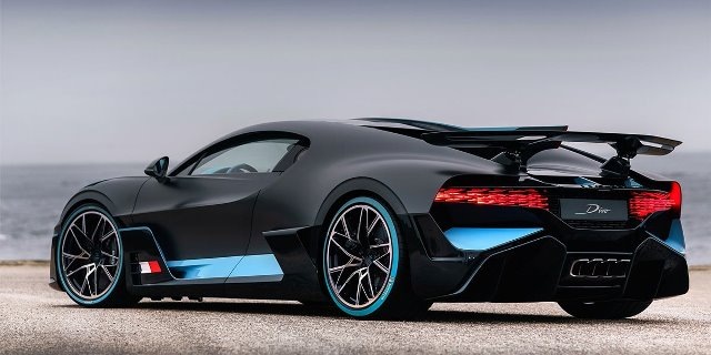 Состоялась официальная презентация нового эксклюзивного гиперкара Bugatti Divo с ценником в 5 000 000 евро (более 390 млн. рублей) в рамках авто шоу The Quail, A Motorsports Gathering в Монтерее. В нашем обзоре Bugatti Divo 2018-2019 года – фото и видео, стоимость и комплектации, технические характеристики спорт купе Бугатти Диво. Новинка бренда Bugatti — дорогой и эксклюзивный гиперкар Divo, назван в честь французского гонщика Альберта Диво, блиставшего в конце двадцатых годов минувшего век за рулем Bugatti Type 35C (победитель гонки Targa Florio в 1928 и 1929 годах). 
Купе Divo разработано компанией Bugatti на основе модели Chiron, однако отличается от соплатформенного брата необычным кузовом с оптимизированными аэродинамическими характеристиками, обеспечивающими более рациональное распределение набегающего на машину встречного потока воздуха и увеличение прижимной силы в 456 кг, действующей на купе при движении на большой скорости.

Параллельно эксперты поэкспериментировали с подвеской, увеличив развал колес и наделив шасси более точным и острым управлением. Усовершенствовали тормозную систему, оснастив спорткар тепловыми экранами, оберегающими шины авто при нагреве докрасна тормозных дисков. Ездовые настройки электроники получили 3 режима — EB, Autobahn и Handling. Снаряженная масса кузова Bugatti Divo составляет 1960 килограмм, что на 35 килограмм меньше, чем у первоначальной модели Широн.