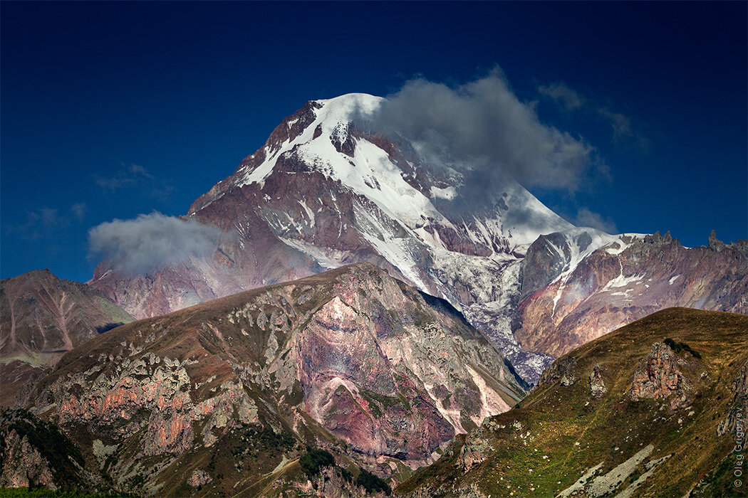 Очень красивая гора которая находится в Грузии, по моему это самая красивая гора в Грузии. Очень удивительные ледники на этой горе, воистину самые красивые виды открываются с горы Казбек.