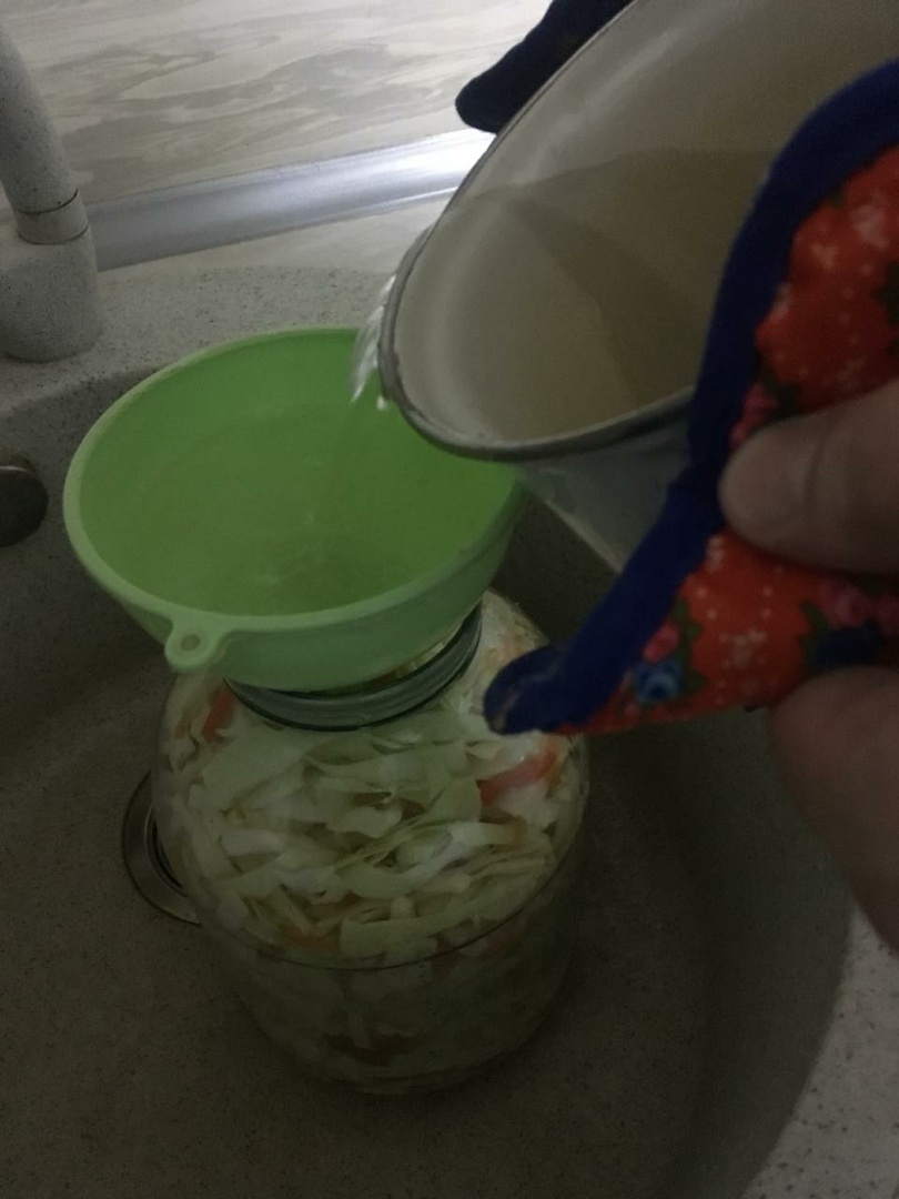 заливаем все рассолом