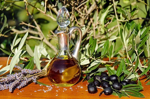Нам со всех сторон вещают, что оливковое масло гораздо полезней подсолнечного (речь идет исключительно о нерафинированном), покупайте только его, лишь оно спасет вас от сердечно-сосудистых заболеваний