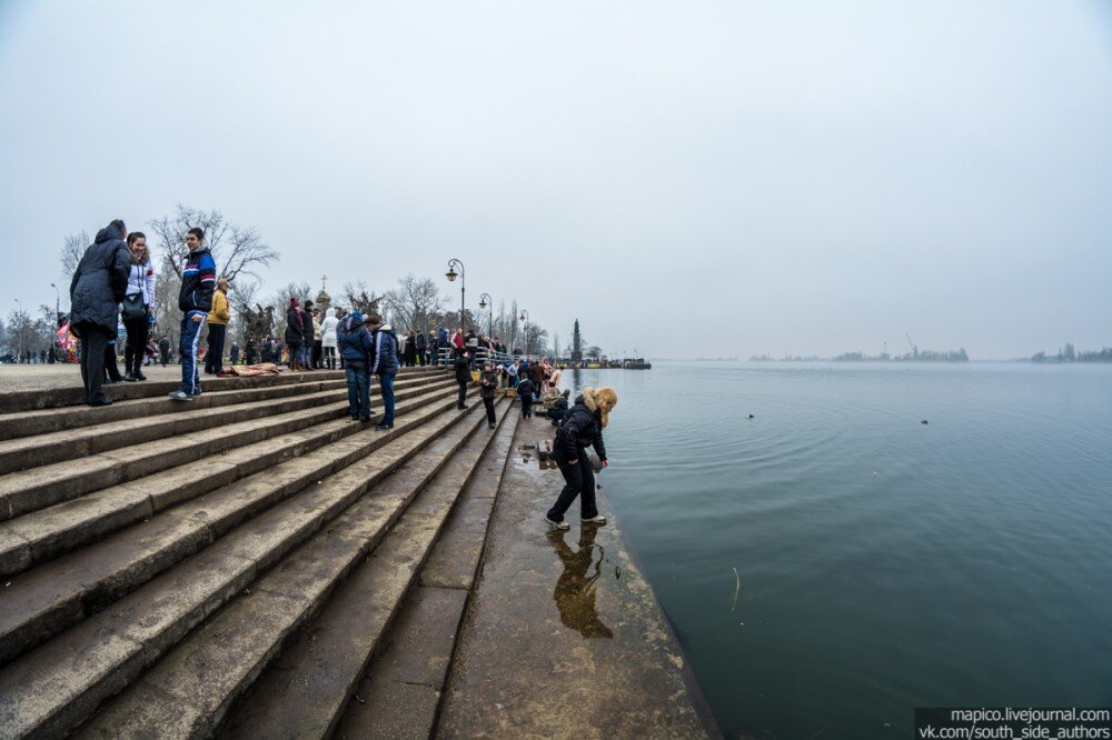 Перед шествием духовенства многие уже набирают воду в бутылки, ибо праздник, во воздухе витают благодатные молекулы, которые лечат любые недуги.