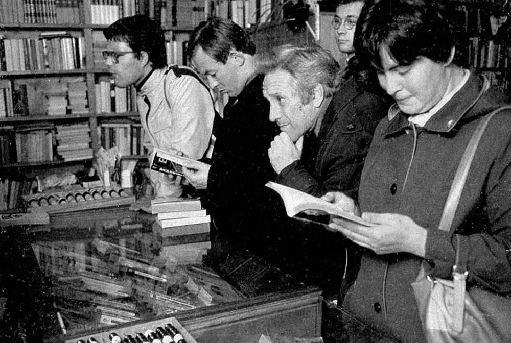 В советском книжном магазине.