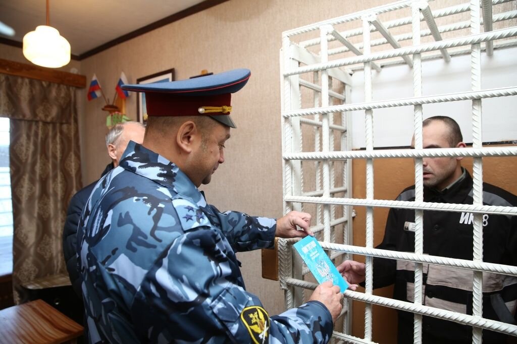 Брошюру с Основным законом страны вручили пожизненнику, который намерен добиться смягчения наказания. Фото: Данил Колосов / КРАСНЫЙ СЕВЕР