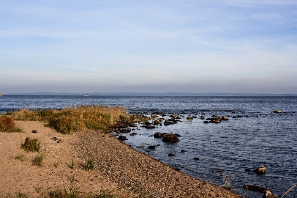 Вдали, чуть виднеется, Бараний берег Петрозаводской губы Онежского озера