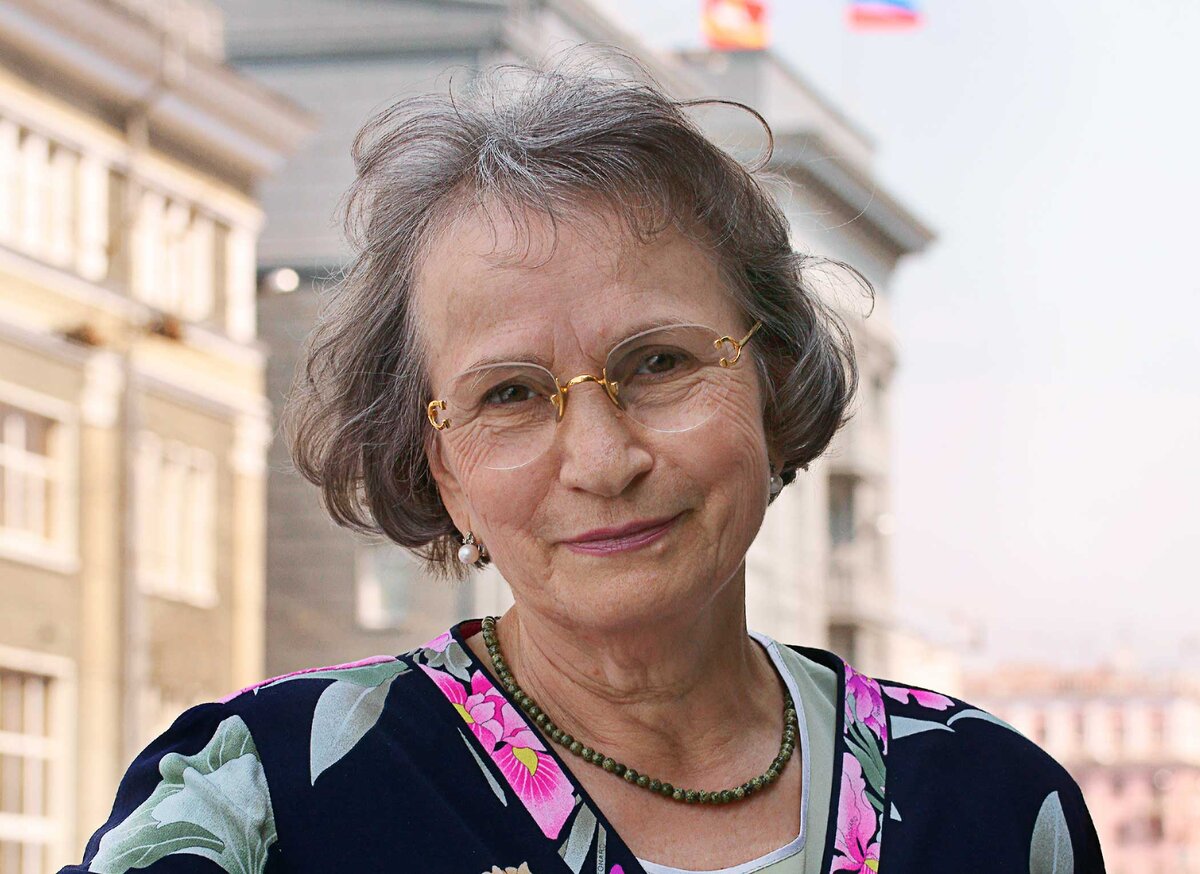 
Но вот одно, но…я не могу рассказать этого всего, обычный человек, из самой обычной семьи, нет у меня таланта к тому чему учить меня будите вы, не выигрывала я престижных наград и в городе моем обо мне молчать,  нет у меня тяжелой судьбы, только глупость, мешавшая и сбившая однажды с пути, нет испытаний мне не по силам…есть просто мечта, к которой очень долго и путано шла. За моей спиной нет репутации нет ожиданий мне нечего оправдывать и не от кого выслушивать оправданий, не чего и не кому доказывать…я могу долго еще рассказывать, но эти истории вас не думаю что займут.
У меня единственный козырь в рукаве, я тень, я была везде и не где, меня не видел ни кто, но я всегда наблюдала за миром из окна своего, мне нечего терять, а значит риск для меня несущественен в принципе, не не с кем воевать а значит зависть и соперничать  мне не к чему, я чистый лист и только вы решаете мою жизнь, я глина и пластилин, Учитель, вы можете сделать меня любой!