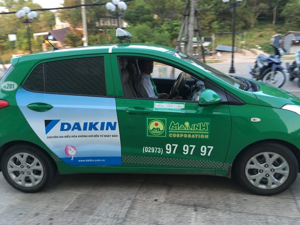 Зеленое такси телефон. Зеленое такси. Зеленые машины такси. Такси на Фукуоке. Зеленое такси Hyundai.