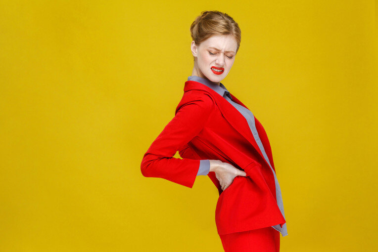 Боль — постоянный симптом грыжи.