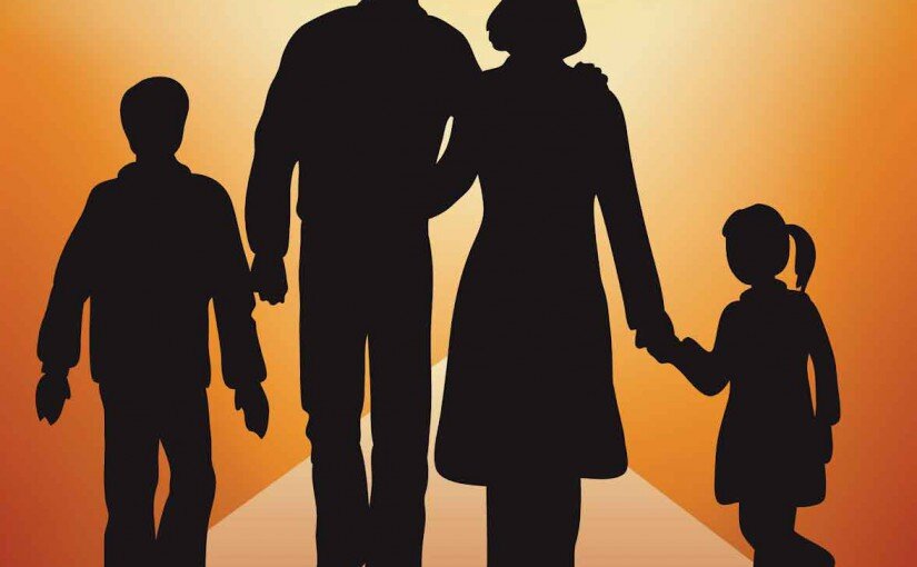 государственная поддержка семьи материнства. символ заботы и любви. эмблема социальной защиты. право на помощь семье. семья под защитой.