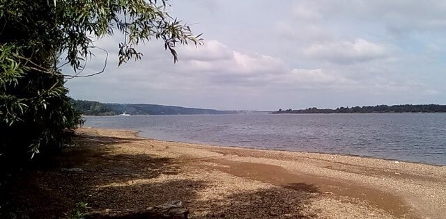 Песчаный пляж , сразу возле участка. свой спуск