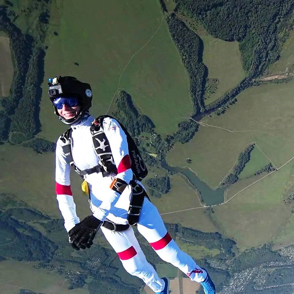 Ира радуется когда ее обдувает поток