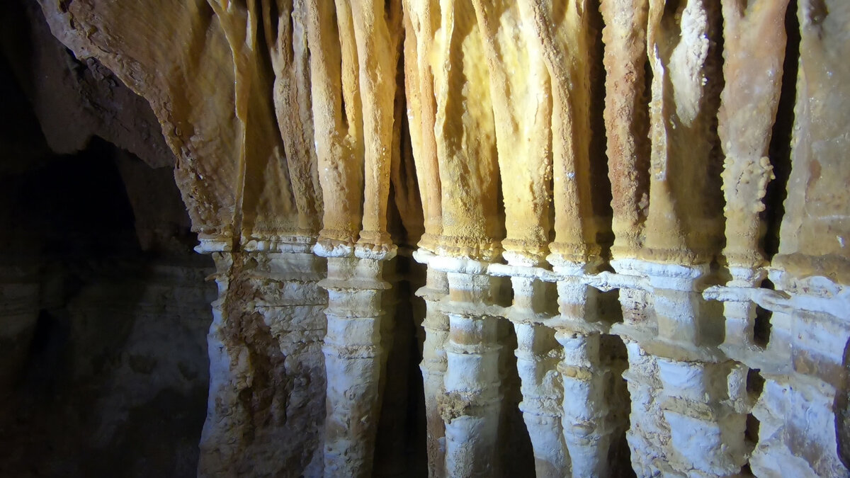 В выходной день мы с семьей решили не сидеть дома, а поехать на экскурсию в одну из пещер Крыма – Эмине-Баир-Хосар 
Погода была утром морозная, но уже к 11 часам выглянуло солнышко и стало тепло, примерно +8 градусов
Мы остановились в поле у подножия горного массива, где находятся пещеры и сделали замечательные фото и видео кадры, которые вы можете видеть в начале ролика