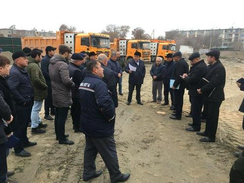  Чиновники осматривают место строительства "Зарафшана". Фото с сайта Госкомтуризма Узбекистана