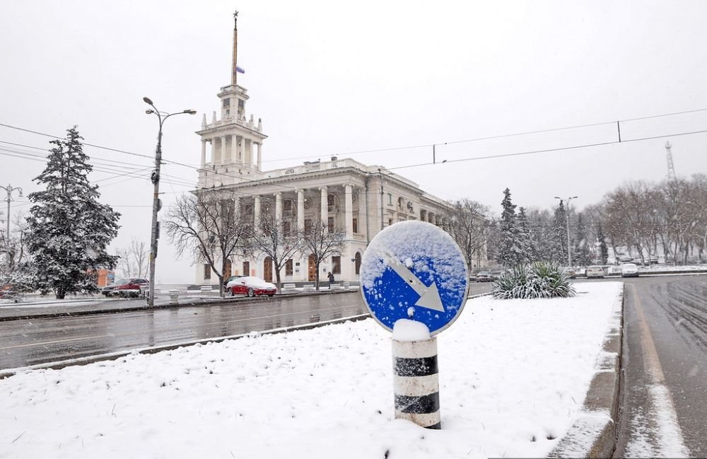 Таяние снега в на улицах Севастополя. Фото: Юрия Югансона