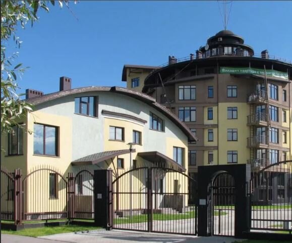                                                     главный въезд в коттеджный поселок