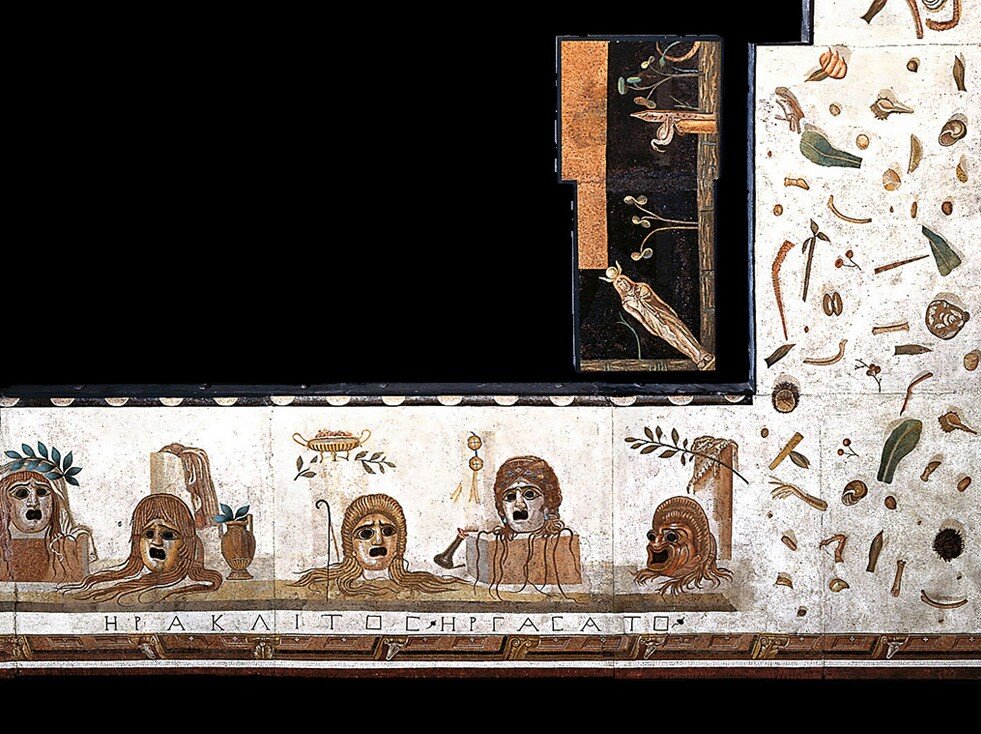 Позднейшая реплика asarotos oikos. Подпись мастера — внизу под масками: "Гераклит сделал"