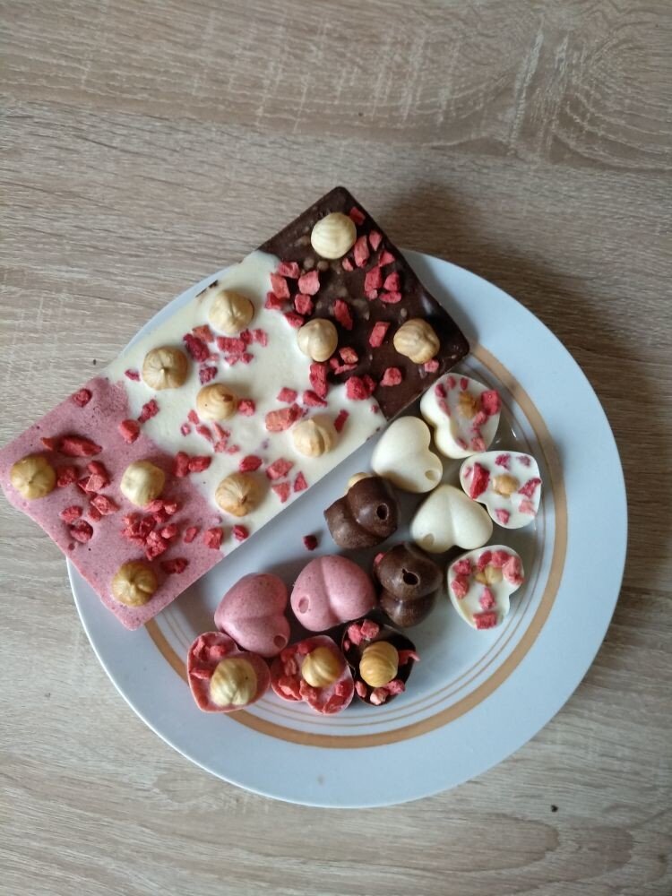 Трехцветный шоколад с клубникой и орехами от LaliNuts