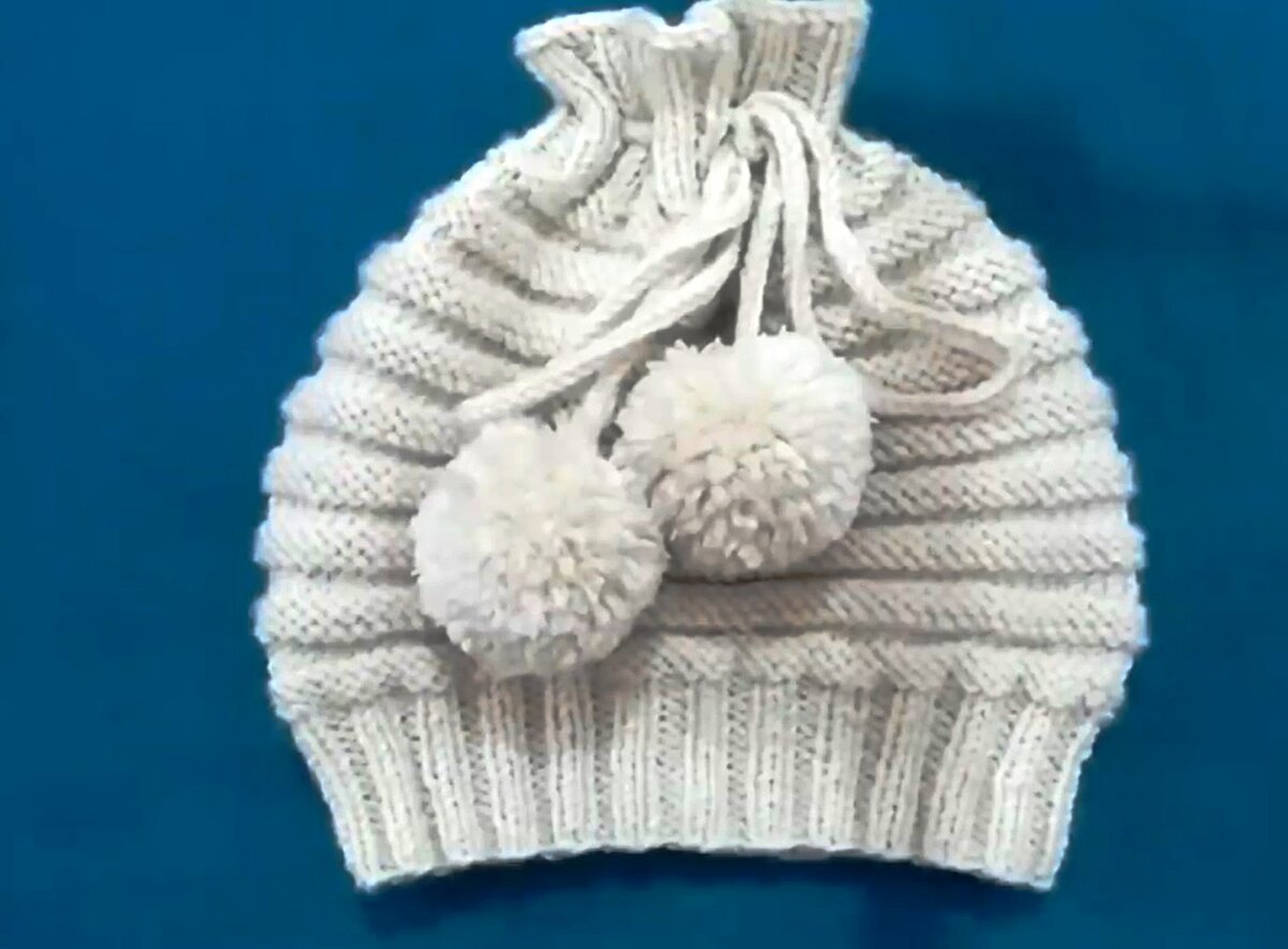 Друзья, предлагаю Вашему вниманию вариант вязания спицами совершенно простейшеё шапочки для девочки.