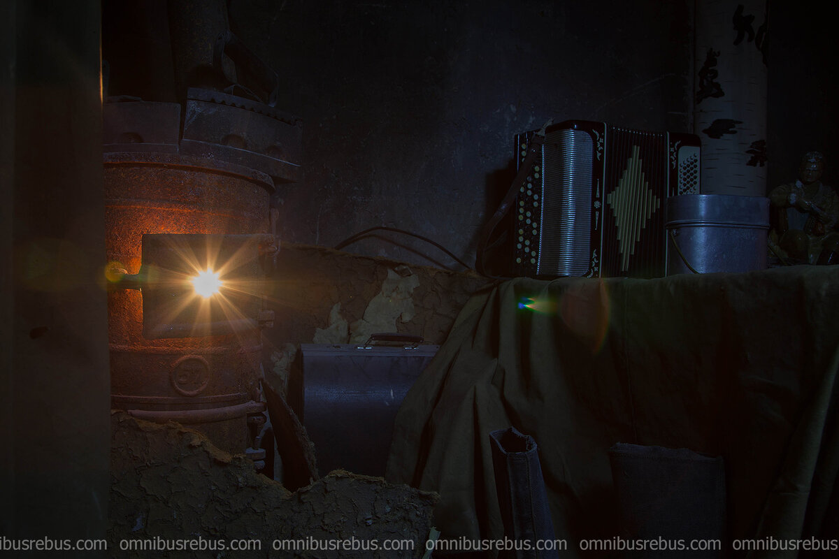 "Бьётся в тесной печурке огонь" , - пластинку именно с этой песней ставил Дим Димыч на патефон, когда мы приходили к нему в его "Землянку". 