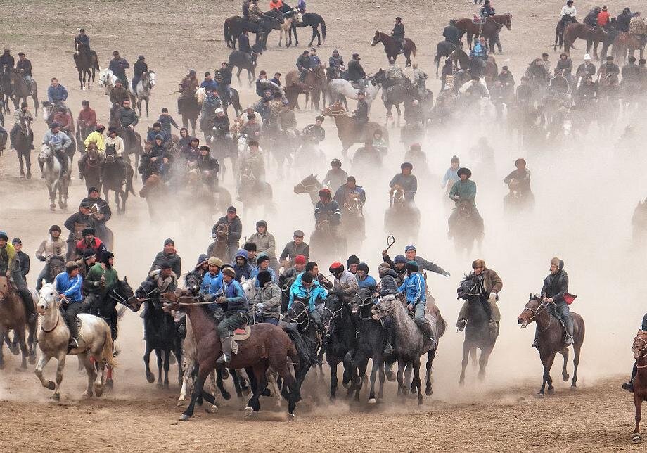 Обычно купкари проводятся осенью, когда после уборки урожая в сельских регионах празднуются многолюдные свадьбы с огромным числом гостей. Но, вообще, конные соревнования могут проводиться в любое время года и по любому поводу. Начало посевных работ и подготовка к весеннему празднику Навруз — тоже подходящий повод для силовых состязаний.